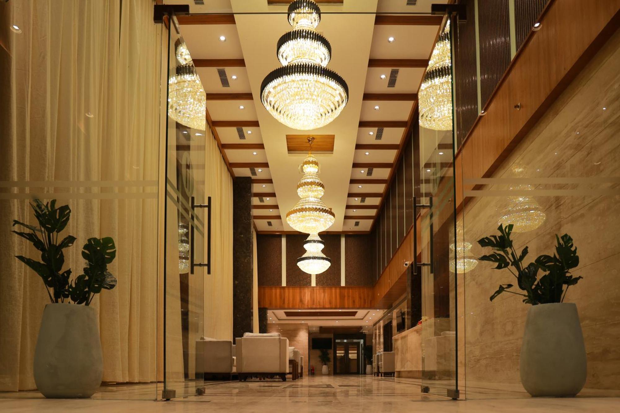 Icon Grand Hotel By Bhagini Бангалор Екстериор снимка
